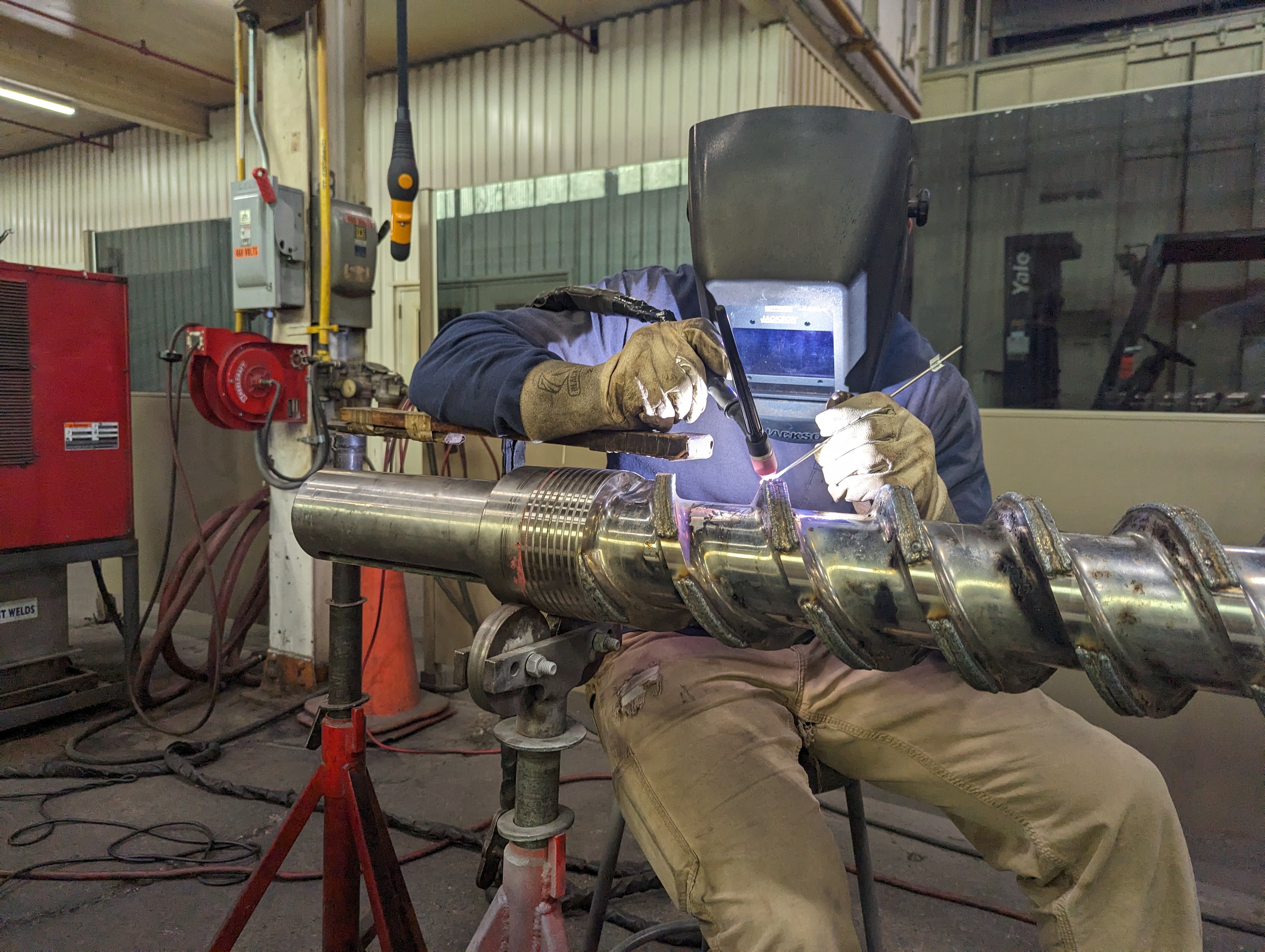 Precision machining to restore a mixing screw profile as part of a full remanufacture.